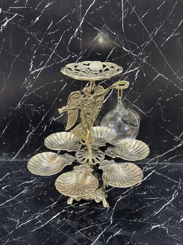 هفتسین بانو گیتاریست برگ راه راه با پایه سنگی