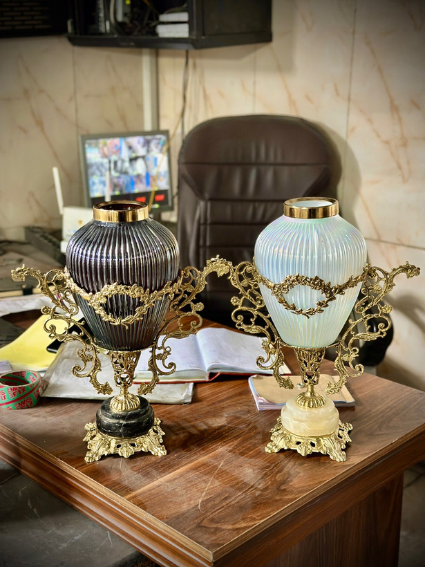 گلدان رومیزی برنز مدل نیلوفر پایه سنگی