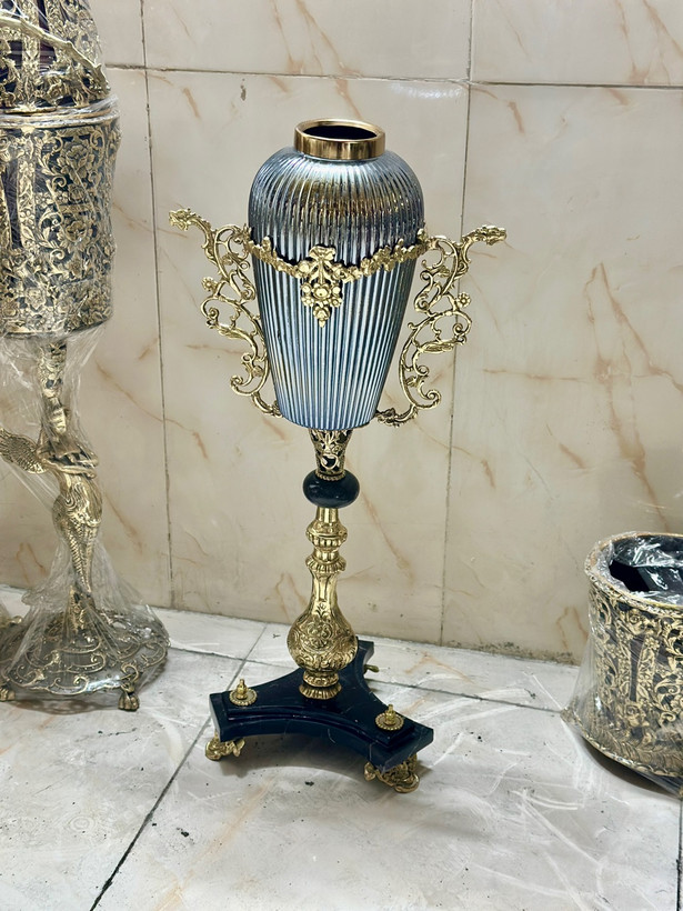گلدان برنز کنار سالنی پایه سنگی ستون سوراهی رنگ مشکی