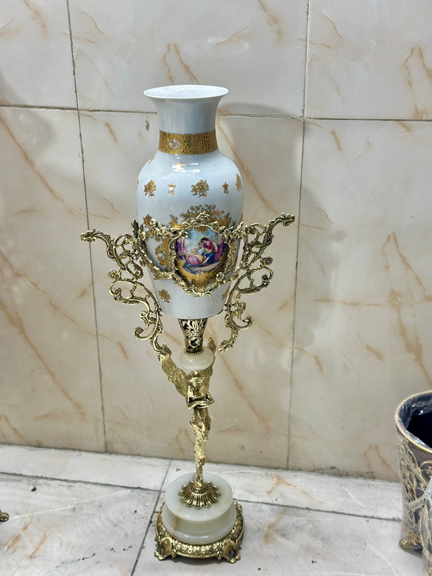 گلدان کنار سالنی جنس چینی طلا کوب با پایه برنز مدل فرشته