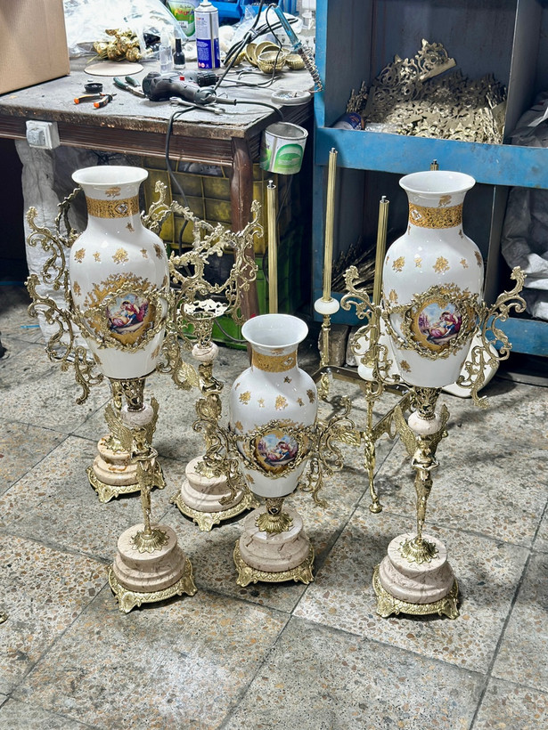 گلدان کنار سالنی جنس چینی طلا کوب با پایه برنز مدل فرشته