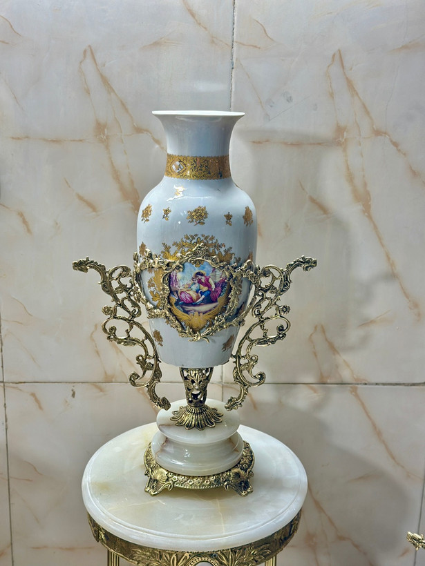 گلدان رومیزی چینی طلا کوب وارداتی دسته برنزی پایه سنگی