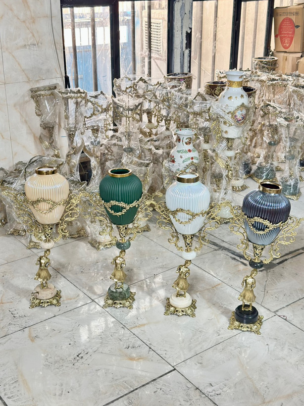 گلدان رومیزی برنز مدل ستون دخترک پایه سنگی