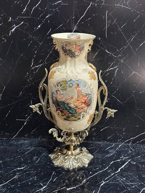 گلدان رومیزی چینی رنگ کرم لاکی با پایه و دسته برنز اصل(ارسال فوری)