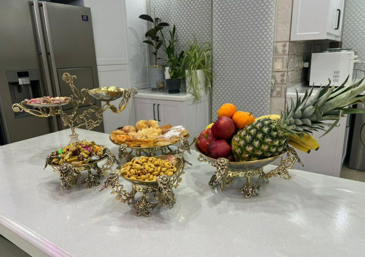 ست پذیرایی چهار تیکه طلایی ضد خش و پیاله پیشدستی انگوری پایه سنگی